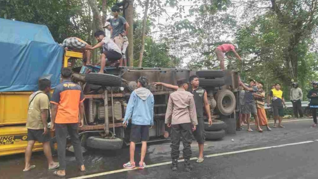 Dua Truk Bertabrakan di Bondowoso, Suami Istri Tewas, Anak Luka Parah