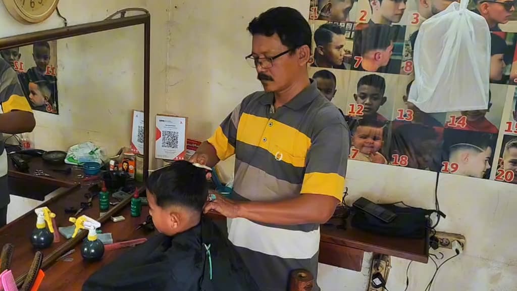 Tukang Cukur Rambut Diserbu Warga Jelang Lebaran