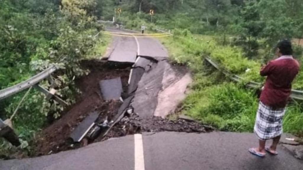 Jembatan Ambruk, Akses ke Air Terjun Madakaripura Probolinggo Putus