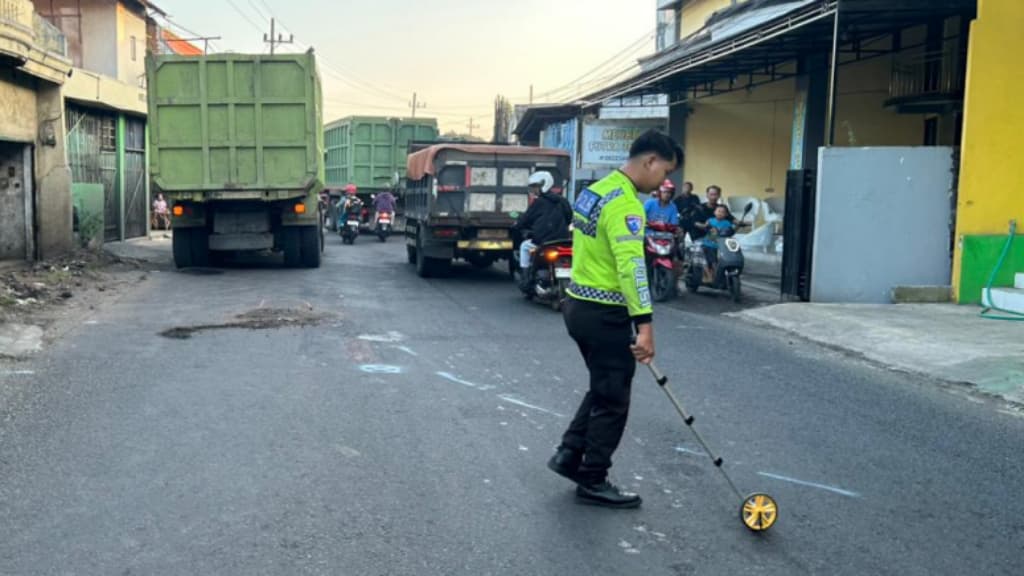 Jatuh Dari Motor, Pelajar Pasuruan Tewas Tertabrak Truk Tronton 