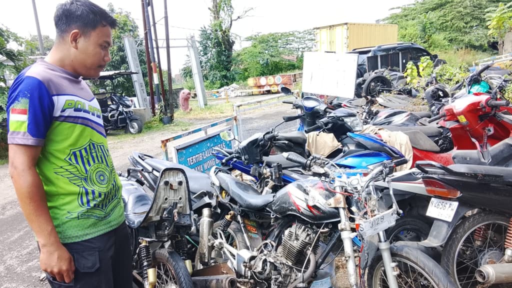 Dua Pengendara Megapro Jadi Korban Tabrak Lari di Prigen, Alami Luka Serius