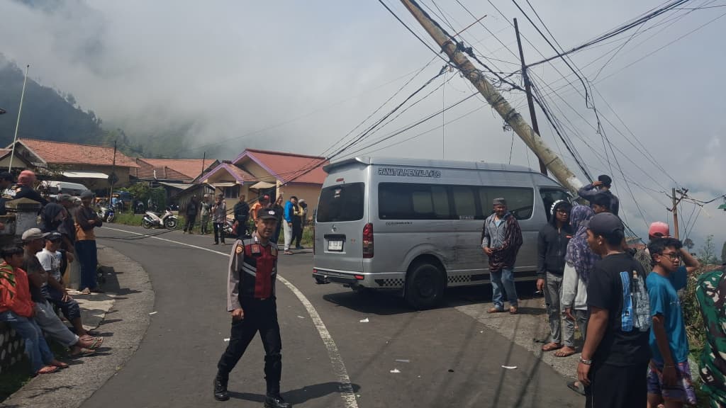 Mobil Toyota Hiace Bawa Wisatawan Singapura Kecelakaan Beruntun di Jalur Bromo, Empat Orang Luka