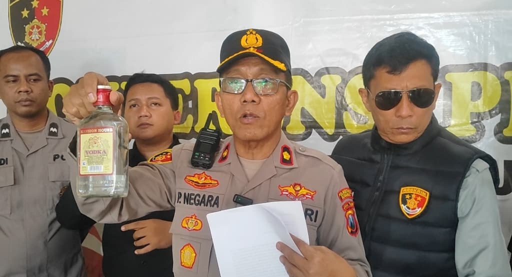 Penjual Miras Ilegal Dicokok Polisi Saat Tunggu Pembeli di Exit Tol Pasuruan 