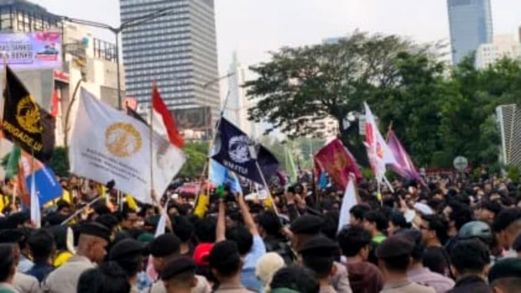 Mahasiswa Surabaya Demo Tuntut Evaluasi Total Program MBG dan KDMP 