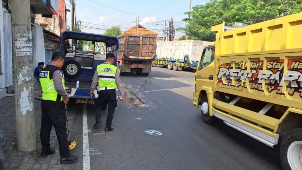 Pengayuh Sepeda Angin Tewas Terlindas Truk Muat Bata Ringan di JLS Pasuruan