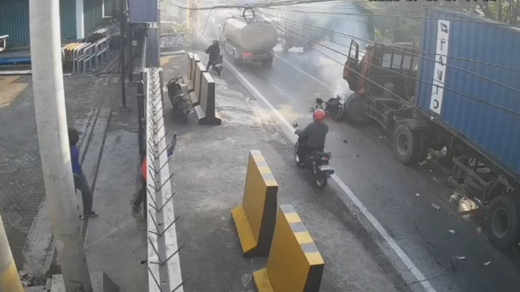 Truk Kontainer Tabrak 5 Motor dan Truk Tangki di Lampu Merah Patung Sapi Pandaan, Tiga Orang Tewas
