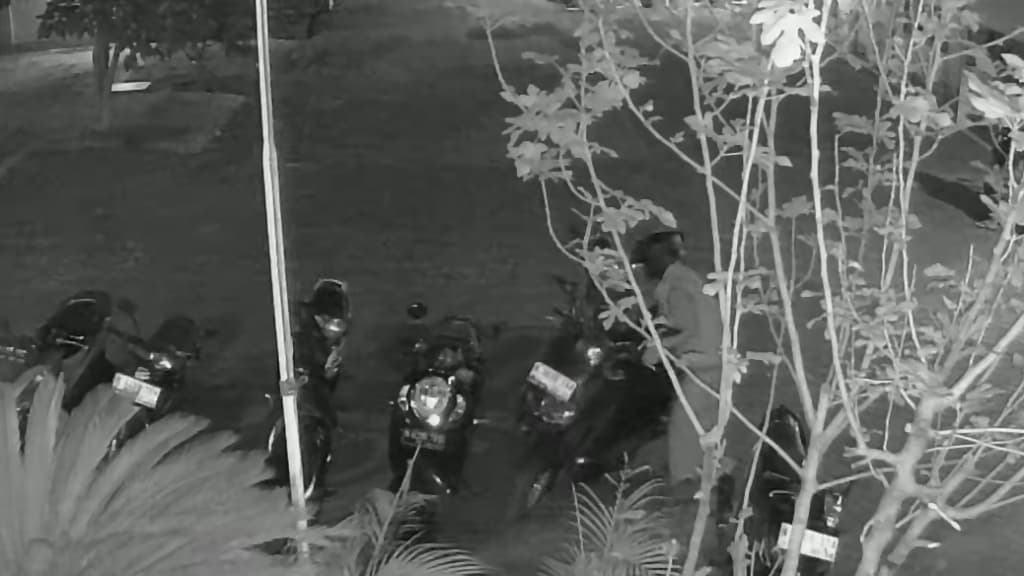 Maling Curi Motor NMAX Saat Warga Rapat Agustusan di Balai Desa, Terekam CCTV