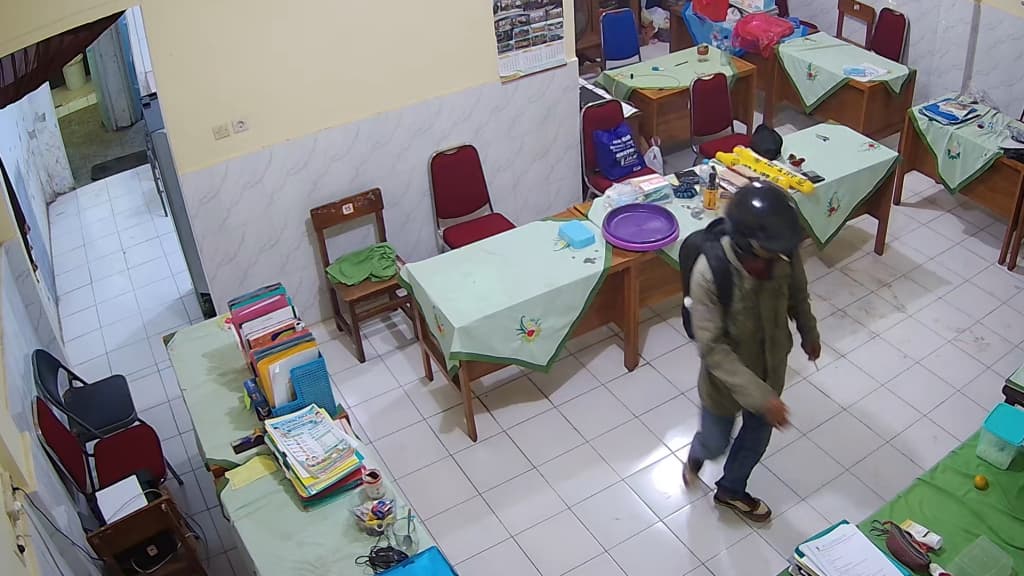 Sambil Merokok, Maling Obok-obok Ruang Guru SDN di Pasuruan, Bawa Laptop dan Proyektor