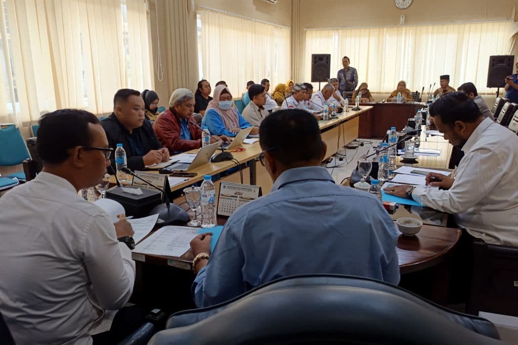 Karyawan Pabrik Lem di Probolinggo Mengadu ke Dewan Di-PHK karena Foto di Tempat Kerja