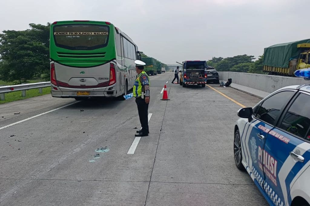 Sopir Mengantuk, Mobil Corolla Cross Tabrak Truk di Tol Gempol–Pasuruan, Satu Luka Berat
