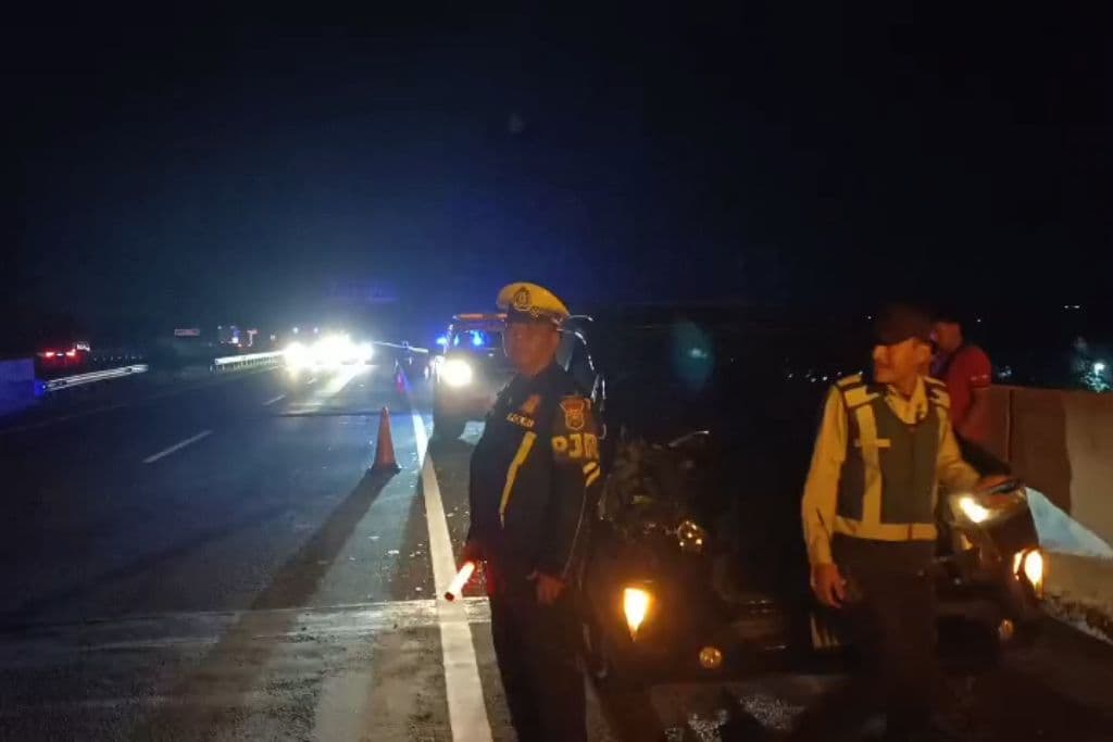 Mobil Toyota Innova Tabrak Truk di Tol Gempas karena Sopir Mengantuk