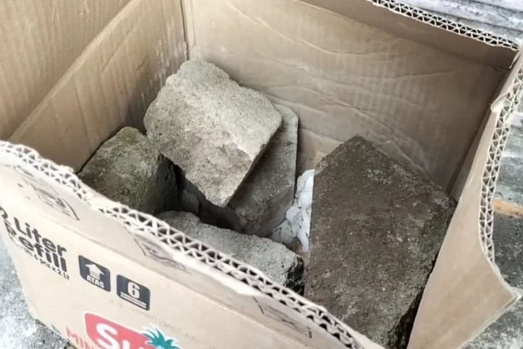 Warga Pasuruan Beli Minyak Goreng Kemasan Kardus, Ternyata Isi Batako