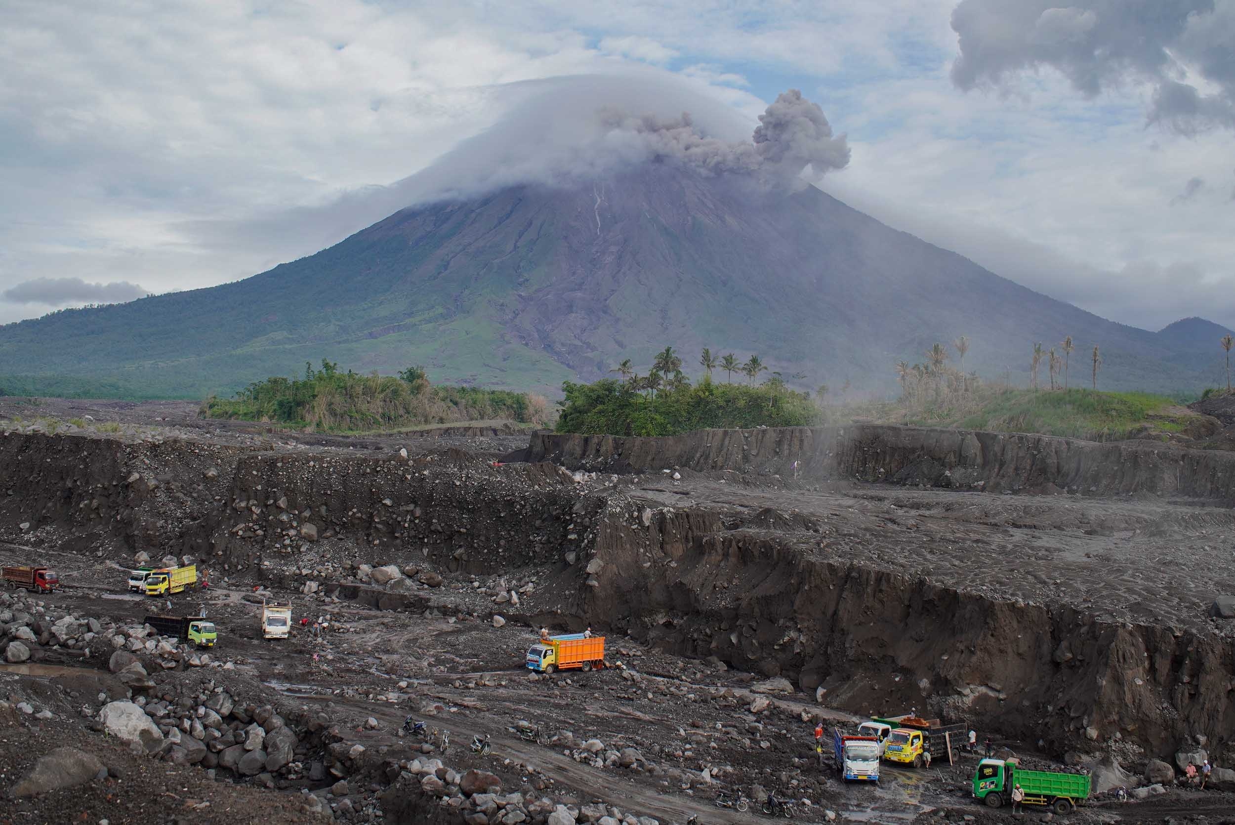 Penambang yang Tertimbun Material Gunung Semeru Meninggal