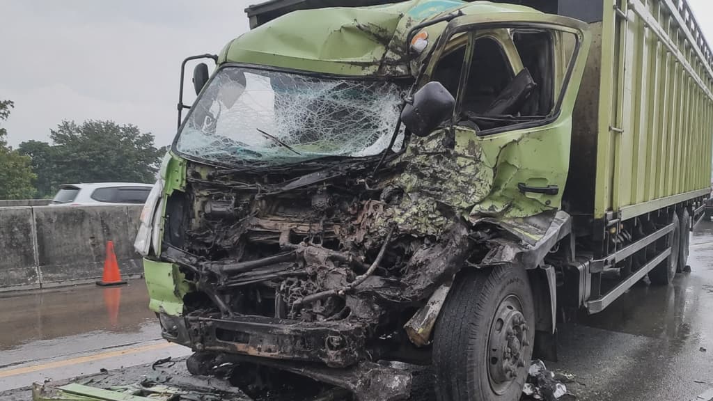Truk Tabrak Truk di Pantura Situbondo, Penumpang Balita Tewas