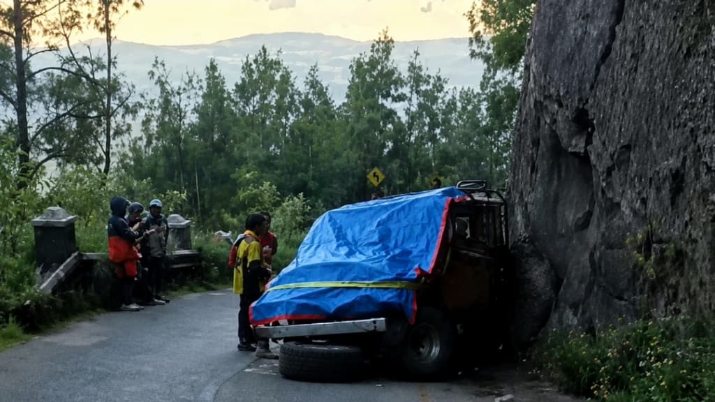 Polisi-TNBTS Rencana Pasang Barier di Jalur Leter S Bromo yang Rawan Kecelakaan