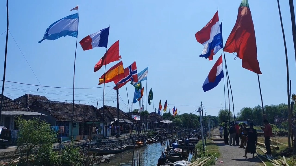 Semarak Piala Dunia 2026, Ratusan Bendera Negara Peserta Dikibarkan di Penjuru Kampung Gibol Pasuruan