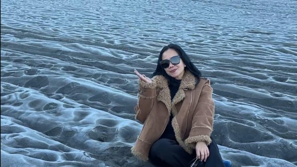 Berburu Fenomena Alam Langka Saat Embun Upas Selimuti Kaldera Bromo