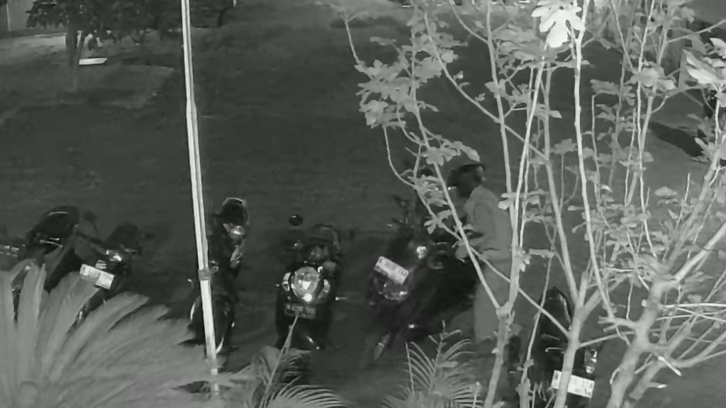 Maling Curi Motor NMAX Saat Warga Rapat Agustusan di Balai Desa, Terekam CCTV