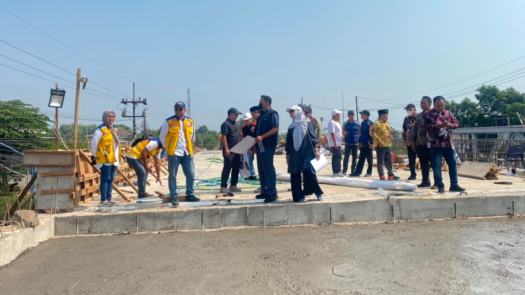 DPRD Kota Pasuruan Sidak Proyek Jembatan Buk Wedi, Pelaksana Targetkan Rampung September