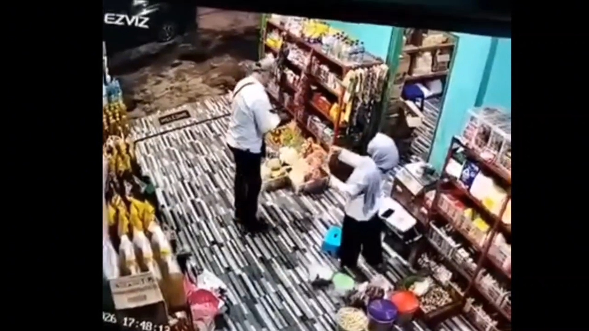 Pria Mengaku Warga Dubai Curi Uang di Toko Sembako Pasuruan, Korban Merasa Terhipnotis