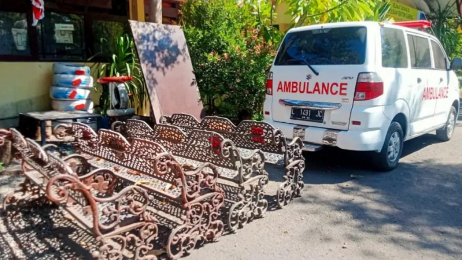 Nekat! Pemuda Sumenep Curi Kursi Taman Milik Pemkot Surabaya Pakai Mobil Ambulans