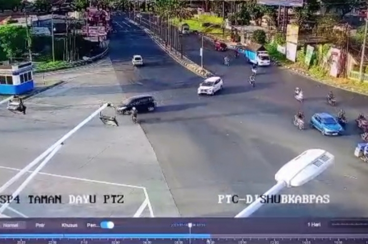 Terobos Lampu Merah, Pemotor Celaka Tabrak Mobil yang Masuk Tol Pandaan