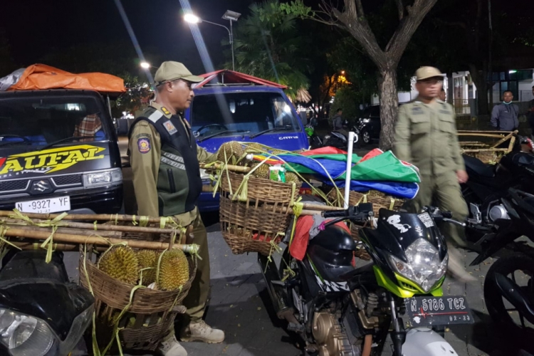 Mangkal di Pinggir Jalan, 11 Pedagang Durian di Kawasan Pasar Cheng Ho Ditertibkan