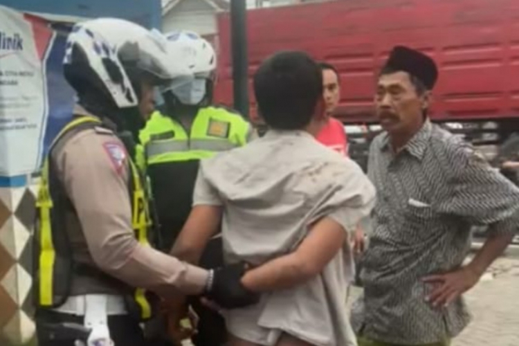 Ditinggal Temannya Kabur, Terduga Pencuri Motor Pasrah Ditangkap dan Dihajar Warga