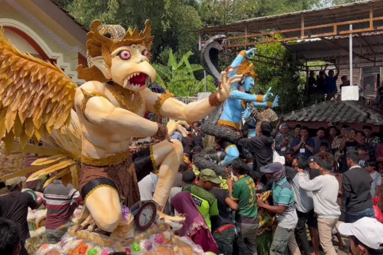 Slamet Meninggal Saat Ricuh Rebutan Ancak Sesaji Selamatan Desa di Pasuruan