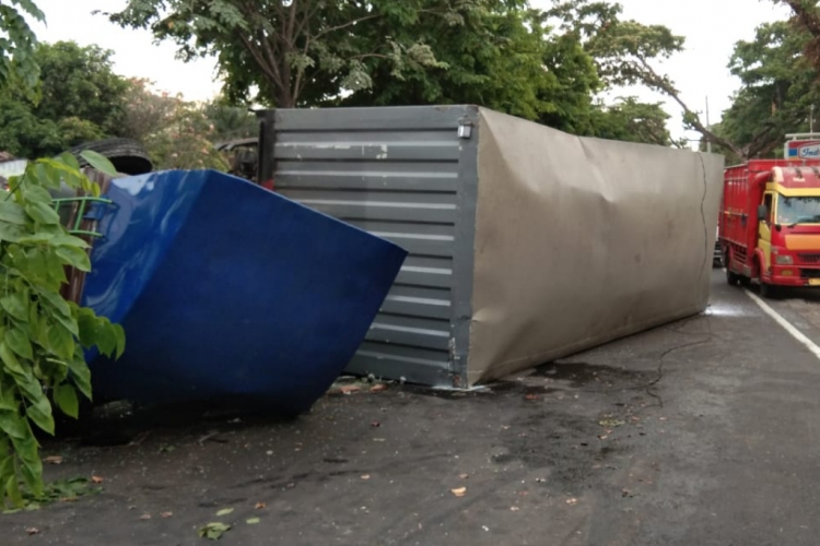 Truk Tronton "Semponyongan" Tabrak Median Lalu Terguling di Jalan By Pass Pandaan