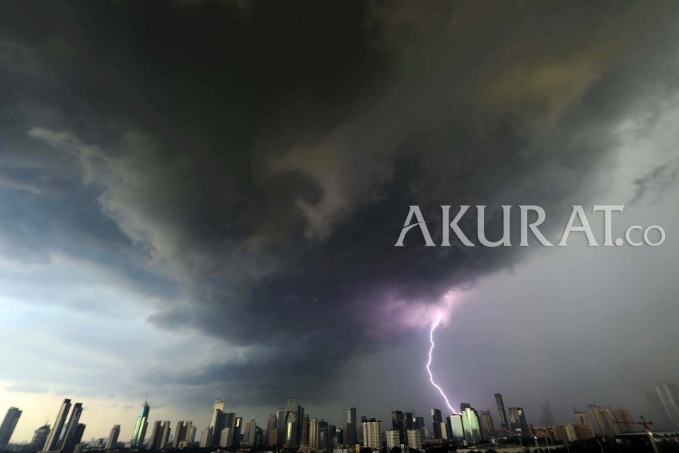 Tetap Waspada, Jatim Bisa Tersambar Puluhan Ribu Petir dalam Sepekan