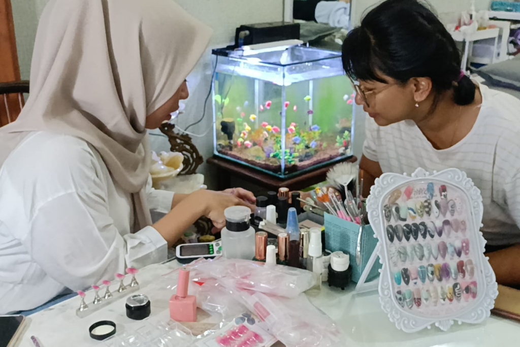 Nail Art Makin Ngetren di Probolinggo, Peluang Bisnis Menjanjikan