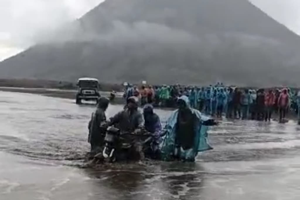 Lautan Pasir Bromo Banjir Akibat Hujan Lebat