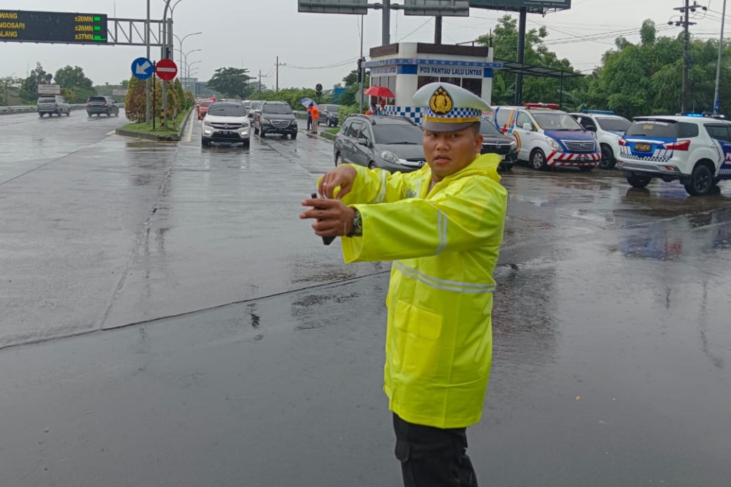 Libur Imlek, Jalur Pandaan-Prigen Merayap Dua Jam