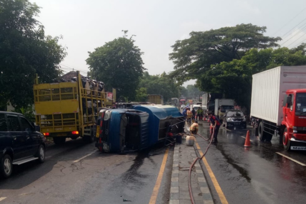 Ban Pecah, Truk Muat Solar Tabrak Median Lalu Terguling di Sukorejo Pasuruan