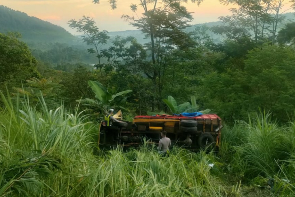 Truk Masuk Jurang di Lereng Bromo, Dua Orang Salah Satunya Bocah Meninggal Dunia