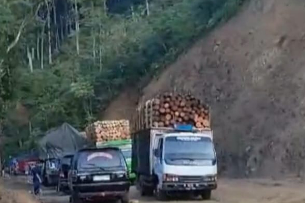 Hati-hati, Jalur Lumajang-Malang Licin dan Berbahaya Saat Hujan