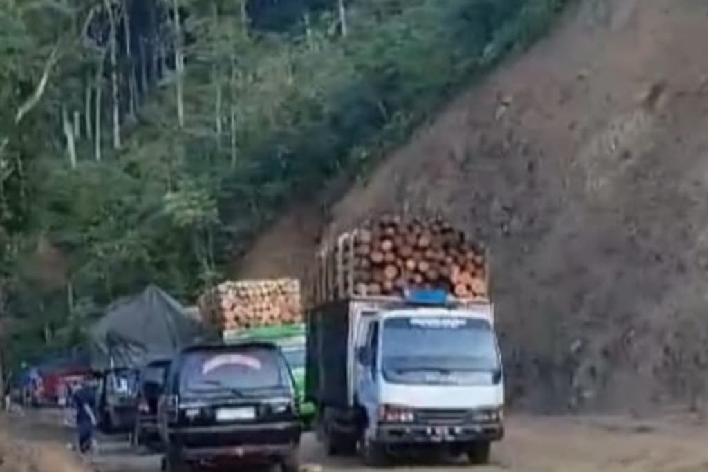 Hati-hati, Jalur Lumajang-Malang Licin dan Berbahaya Saat Hujan