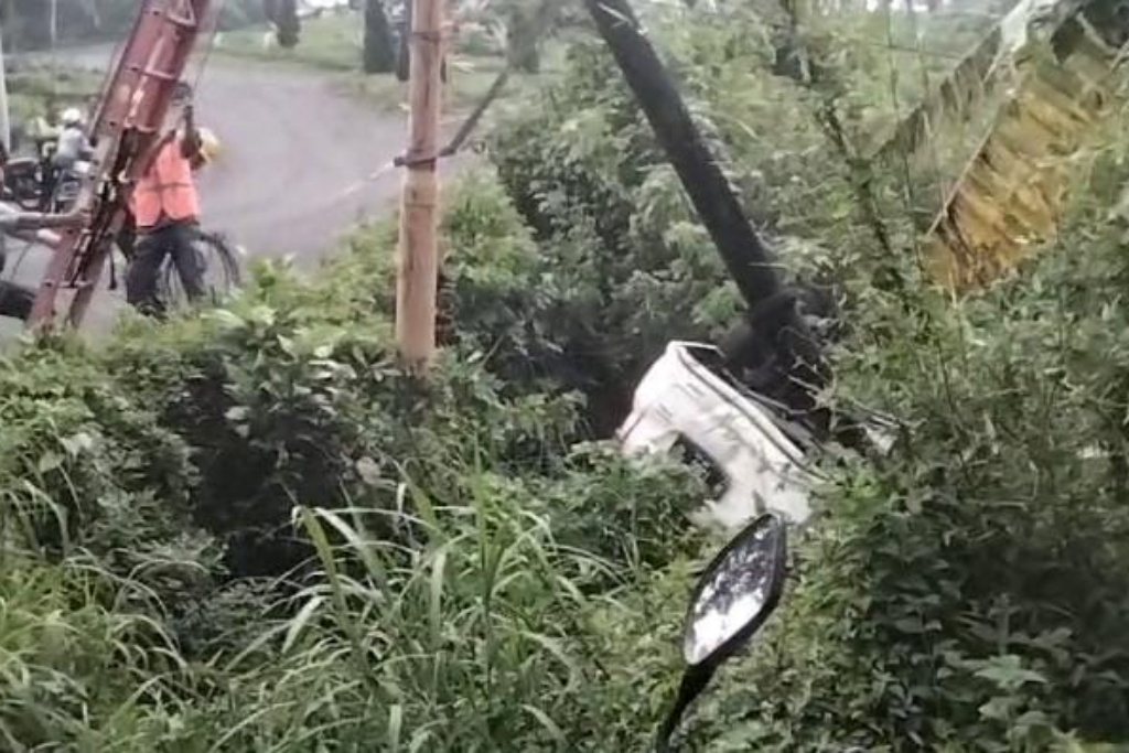 Mobil Sigra Berpenumpang Empat Pelajar Terbalik di Prigen Pasuruan