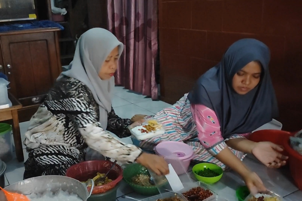 Cerita Rofiah, Raup Cuan dari Jenang Suro