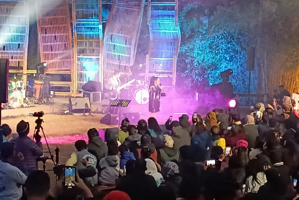 Vina Panduwinata Hangatkan Suasana Jazz Gunung Bromo 2024