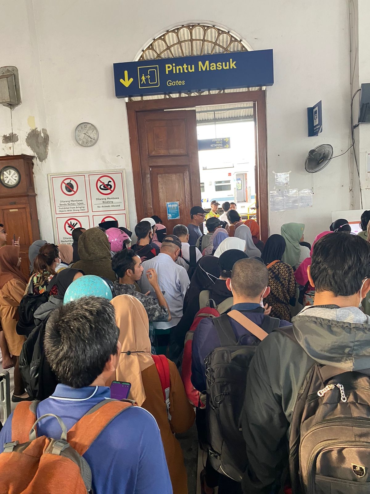 Ratusan penumpang terlantar tanpa kejelasan di Stasiun Kereta Api Kota Pasuruan