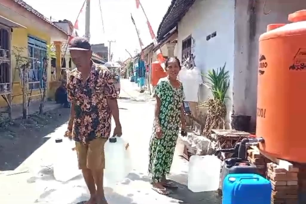 Krisis Air Bersih, Warga Desa di Lumajang Gali Sumur Bor Sedalam 20 Meter