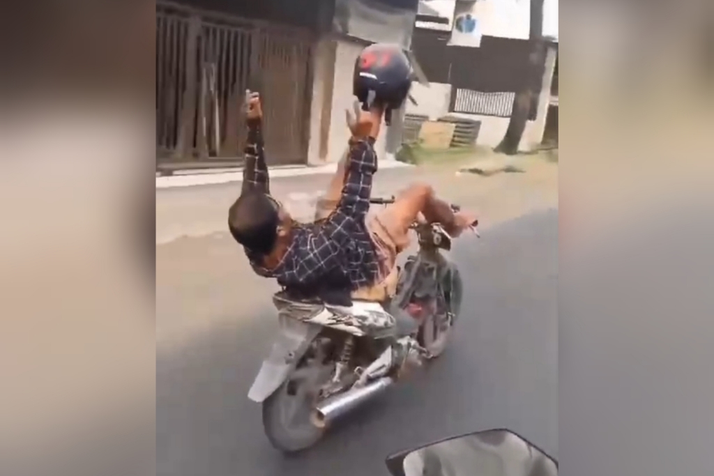 Dibayar Rp 100 Ribu, Tukang Ojek di Pasuruan Nekat Naik Motor Sambil Berakrobat di Jalur Pantura