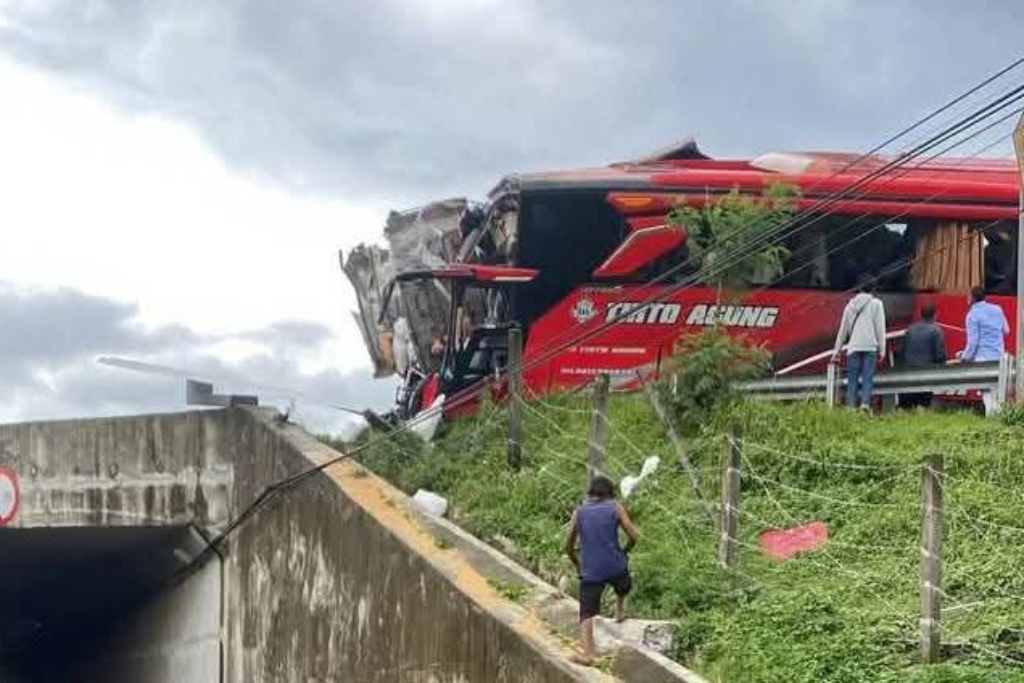Empat Korban Tewas Laka Maut Bus Vs Truk di Tol Pandaan-Malang Dijemput Keluarga