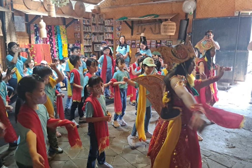 Siswa Sekolah MDC Surabaya Belajar Seni dan Kudapan Tradisional di Kampung Budaya Polowijen
