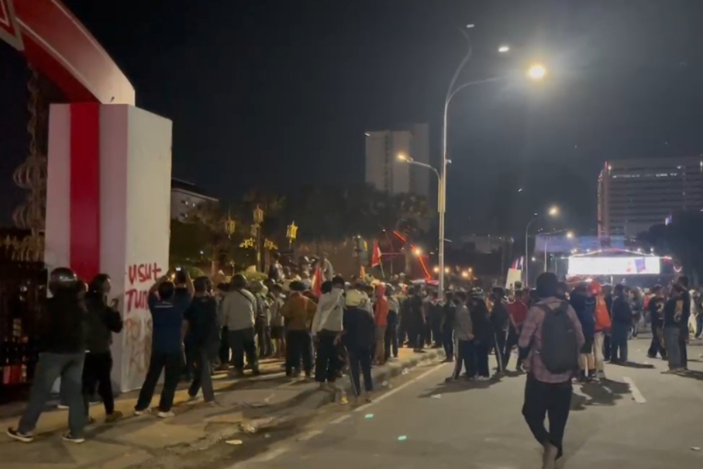 Massa Datangi Grahadi Sabtu Malam Lalu Melakukan Pelemparan, Pangdam Turun Tangan