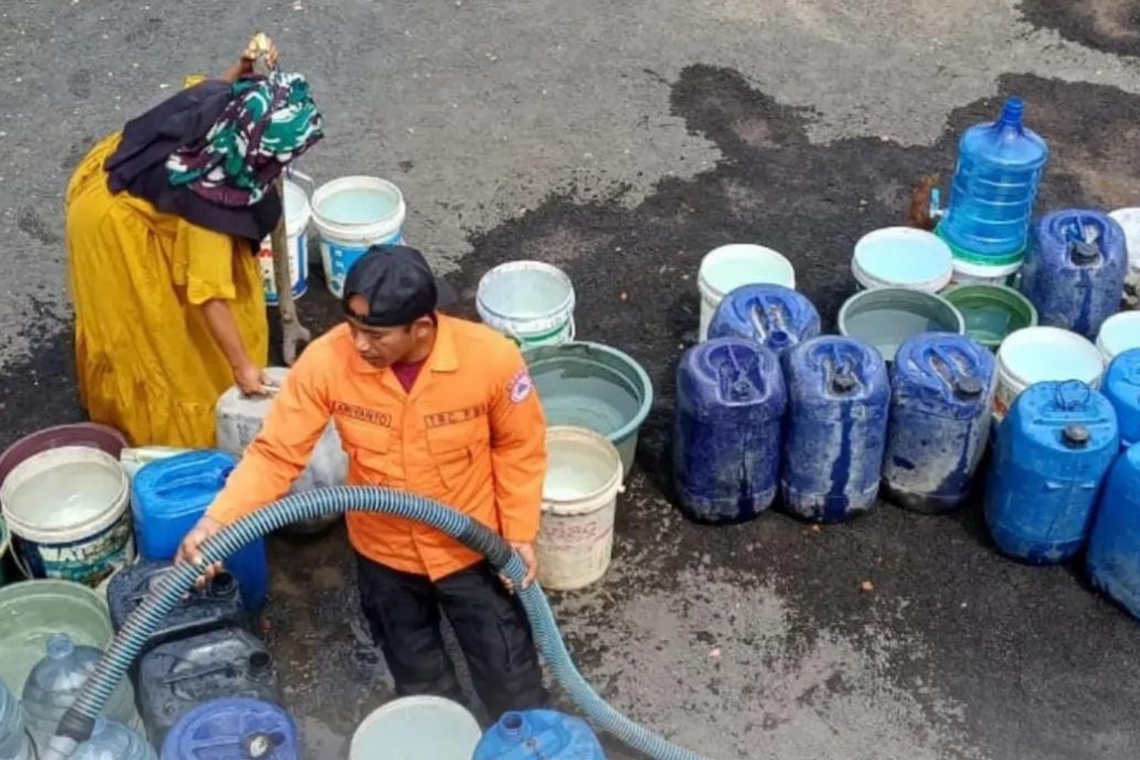 Ribuan Orang Probolinggo Andalkan Air Bantuan Pemerintah akibat Kekeringan