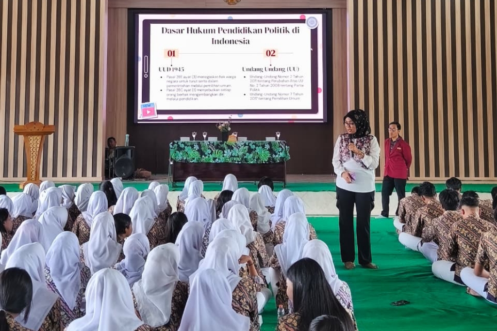 Tiga Mahasiswa Fakultas Hukum UMM Bekali Pendidikan Politik Bagi Pemilih Pemula