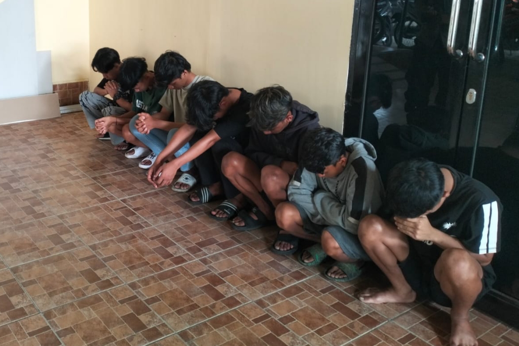 Pemuda Pesta Miras di Prigen Digerebek Polisi, 7 Diamankan, Polisi Temukan Sajam